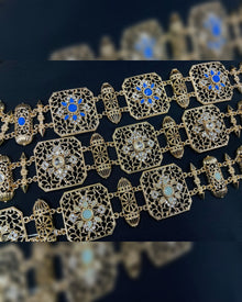 Ceinture de caftan Mayra ornée de strass – présentation du modèle