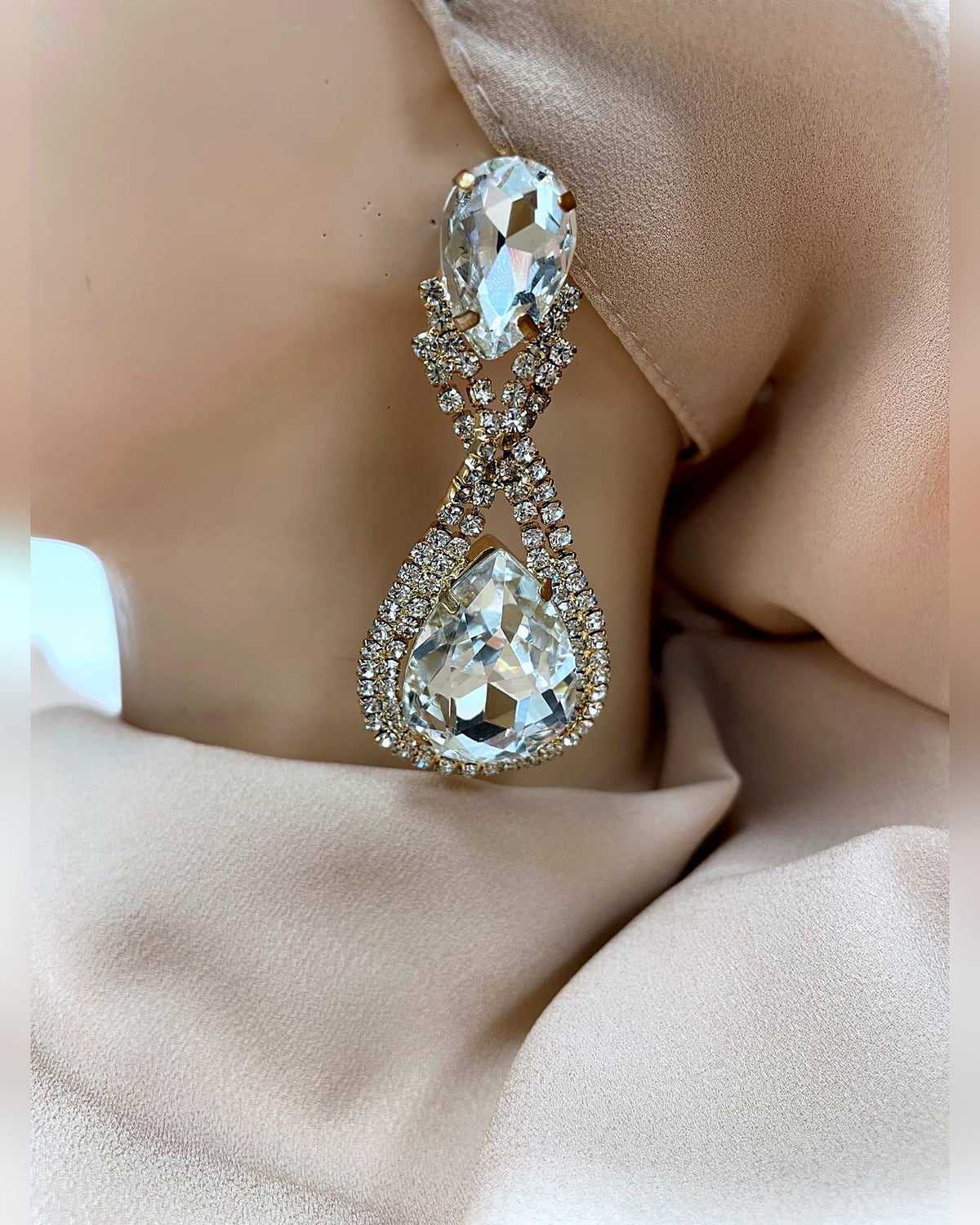 Boucles d’oreilles Isra en forme de goutte et ornées de strass