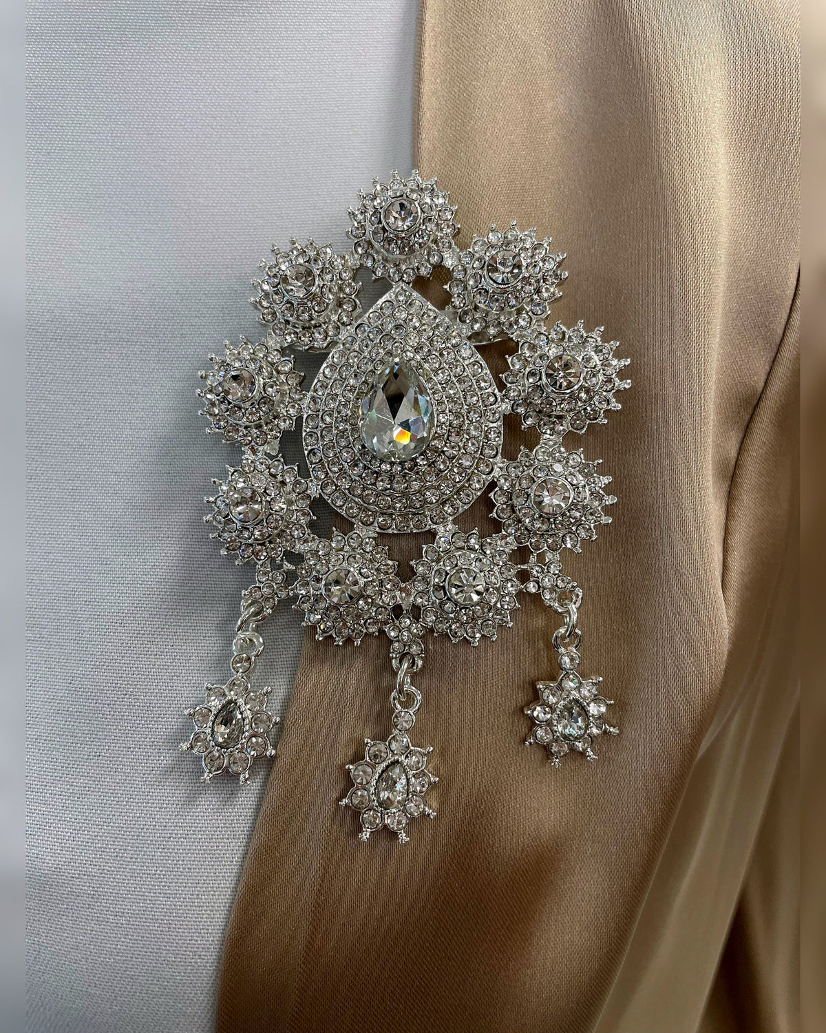 Bijou Broche meriem strass attache argentee tendance accessoire qalam dress boutique 