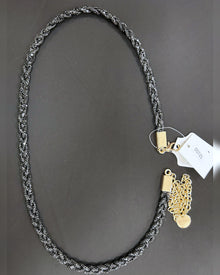 Ceinture tressée ornée de strass, vue de la ceinture