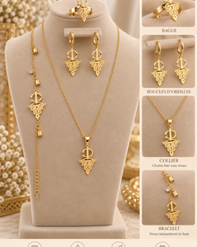 Écrin doré sur fond de velours beige pour la parure de bijoux Amazigh