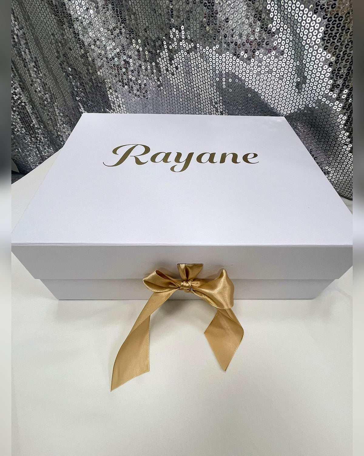 Grande boîte cadeau blanche à détails dorés avec option de personnalisation Qalam Dress