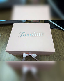 Grande boîte cadeau rose et argent avec ruban, Qalam Dress