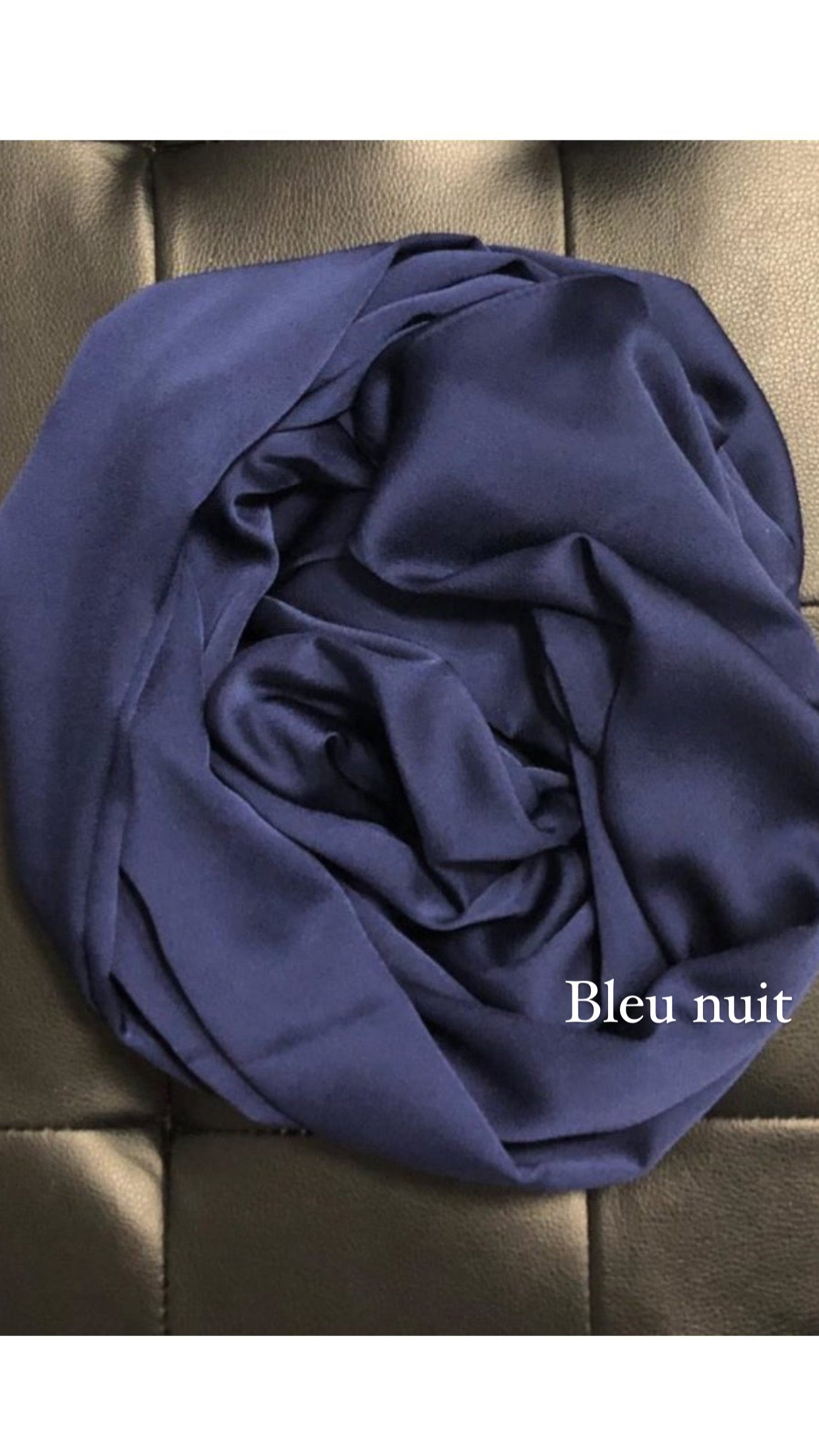 Hijab en satin bleu nuit tendance hijab mode modeste 
