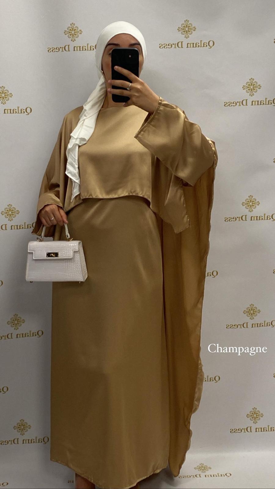 Robe syria cintrée satin satinée cape longue Robe du soir soirée mariage évenement demoiselle d'honneur abaya hijeb hijab tunique jilbeb mode modeste fashion qalam dress boutique musulmane femme voilées hijab france robe abaya blanche