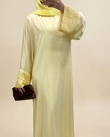 Abaya manches perlées, coloris jaune