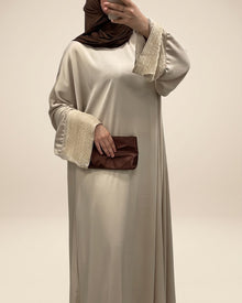 Abaya manches perlées, coloris beige
