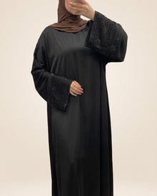 Abaya manches perlées, coloris noir
