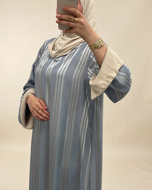 Abaya manches revers, de profil