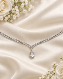 Bijou de tête argenté sur fond de mariage élégant