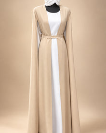  Cape longue beige mariage Elegance Zaina Maxi sur mannequin, portee sur une robe blanche avec ceinture en tissu