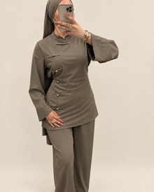 Ensemble taupe sur fond beige