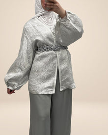 Ensemble gilet et pantalon brocard, de profil