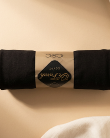 Hijab noir sur fond beige