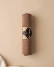 Hijab marron sur fond beige