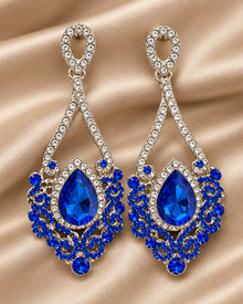 Détail des boucles AZUR bleues sur tissu beige