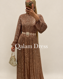 Robe Alysha cuivre avec ceinture bijou sur fond beige, vue 1