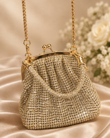 Sac de mariage doré en strass sur fond beige