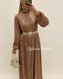 Robe Alysha cuivre avec ceinture bijou sur fond beige, vue 2