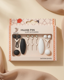 Coffret d’accessoires pour hijab noirs et blancs avec épingles décoratives sur fond beige