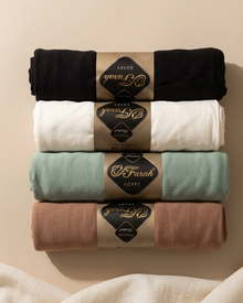 Quatre hijabs sur fond beige