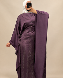 Abaya prune, manches cape sur fond beige