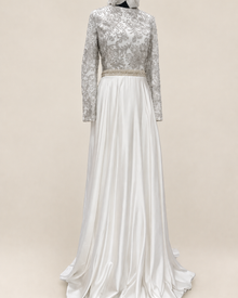 Robe Sanaa satin blanc sur fond beige, vue de face
