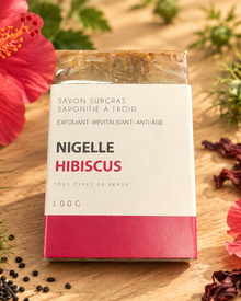 Savon surgras nigelle hibiscus sur fond bois avec fleurs d'hibiscus