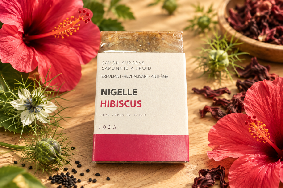Savon surgras nigelle hibiscus sur fond bois avec fleurs d'hibiscus