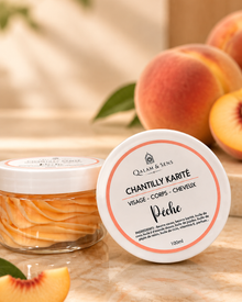 Chantilly karité pêche sur étagère avec produits Qalam
