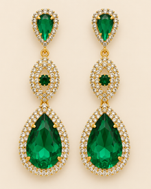 Paire ÉMERA verte à gouttes et médaillon sur fond beige