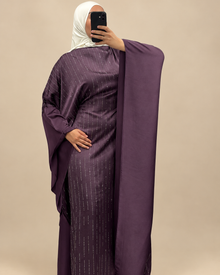 Abaya papillon prune à lignes scintillantes sur fond beige