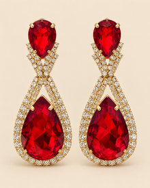Paire de boucles d’oreilles ÉCLAT rouges à strass sur fond beige