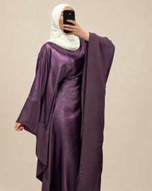 Robe longue prune à manches cape, vue de face sur fond beige