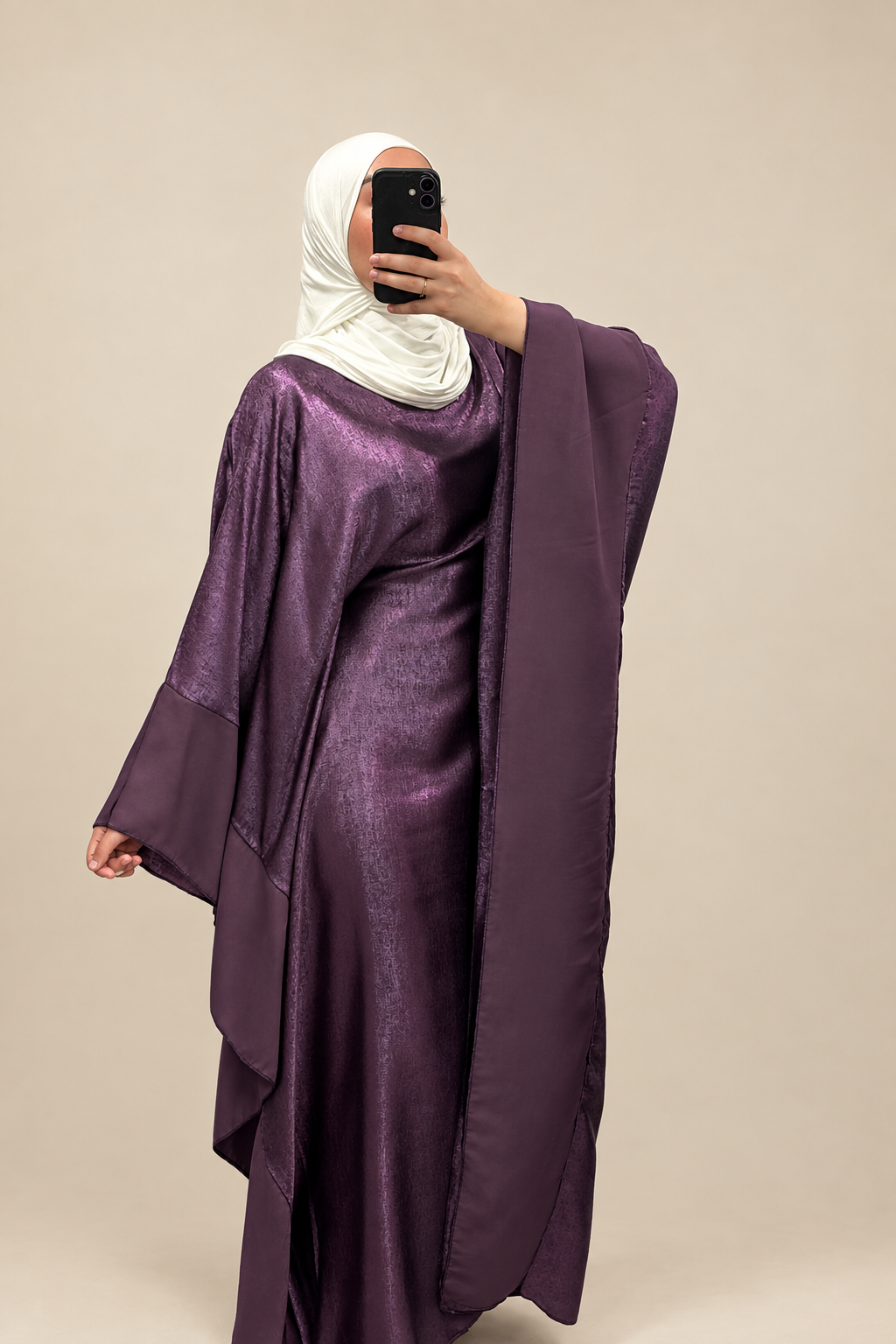 Robe longue prune à manches cape, vue de face sur fond beige