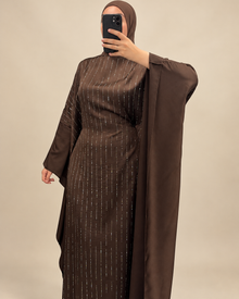 Abaya marron à lignes scintillantes, vue de face sur fond beige