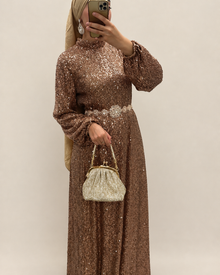 Robe Alysha cuivre avec sac doré sur fond beige, vue 3