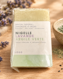 Savon surgras nigelle lavande argile verte sur fond bois avec lavande