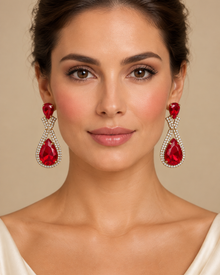 Mise en scène générée : paire de boucles rouges portée, taille illustrative