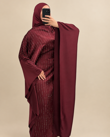 Abaya papillon à lignes scintillantes bordeaux sur fond beige