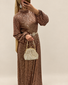 Robe Alysha cuivre avec sac doré sur fond beige, vue 5