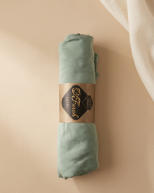 Hijab vert sur fond beige
