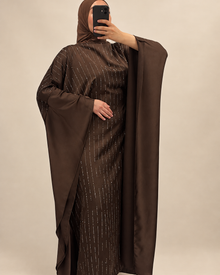 Abaya papillon marron sur fond beige