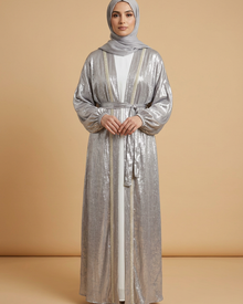 Kimono long pailleté argenté à ceinture porté par une mannequin sur fond beige, vue entière