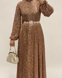 Robe Alysha cuivre sur fond beige, détail ceinture et sequins