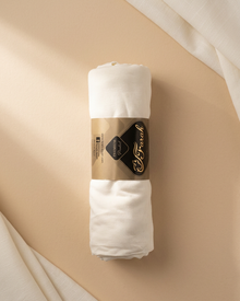 Hijab blanc sur fond beige