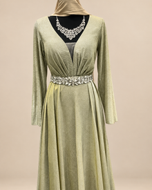 Robe longue vert clair scintillante sur fond beige sans inscription