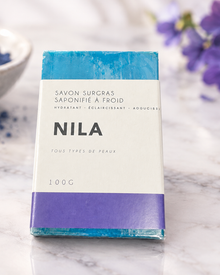 Savon surgras nila sur fond bleu-violet