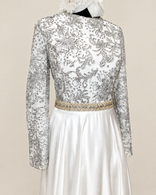 Robe Sanaa satin blanc sur fond beige, détail du buste