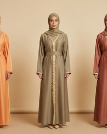 Robes longues à strass dorés abricot, kaki et cuivrée portées sur fond beige